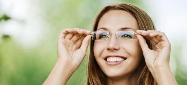 Les lunettes aident à améliorer la vision avec la myopie et la prévoyance