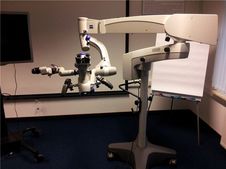 Les opérations oculaires sont effectuées à l'aide d'un microscope très précis